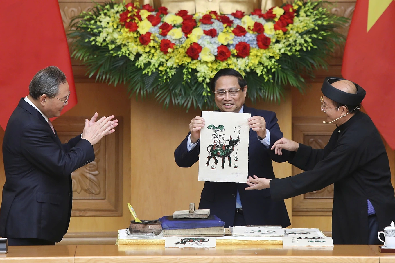 Los primeros ministros vietnamita y chino escuchan a Quan Ho y experimentan la pintura de Dong Ho