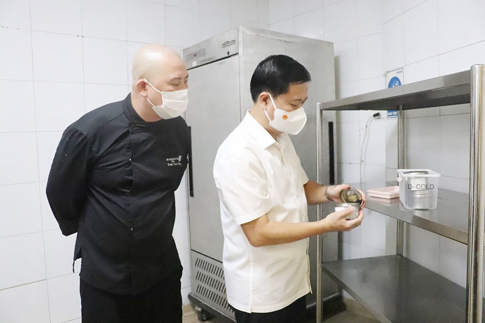 Head of Hanoi Food Safety and Hygiene Department Dang Thanh Phong checks food samples.