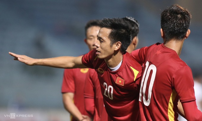 Nguyen Van Quyet celebrates after scoring to help Vietnam beat the Philippines 1-0 in a friendly match before the 2022 AFF Cup. Photo: Lam Thoa