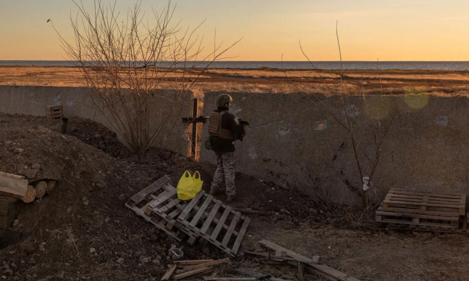 Des soldats ukrainiens en faction sur les rives du fleuve Dniepr, dans la province de Kherson, le 6 novembre. Photo : AFP