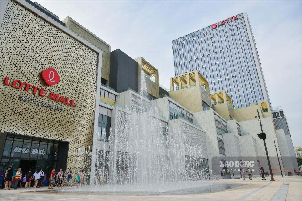 Die Probeeröffnung des Lotte Mall West Lake Hanoi beginnt am 28. Juli 2023 und heißt Einwohner und Touristen zum Besuch, Einkaufen und Genießen verschiedener Dienstleistungen willkommen, bevor es am 22. September 2023 offiziell eröffnet wird.