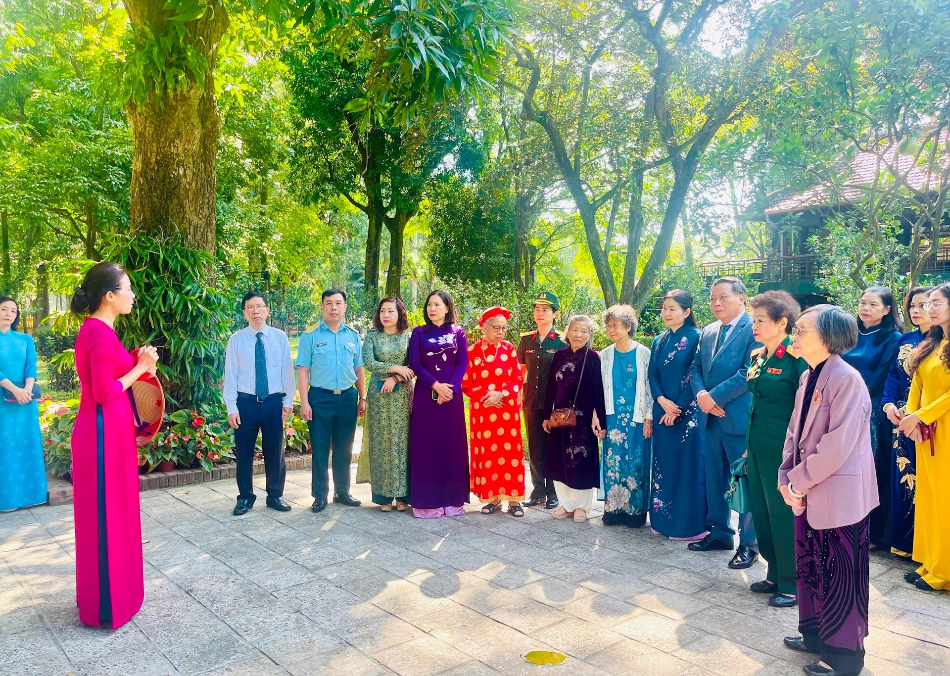 Meeting 33 outstanding women who participated in the resistance and took over the capital