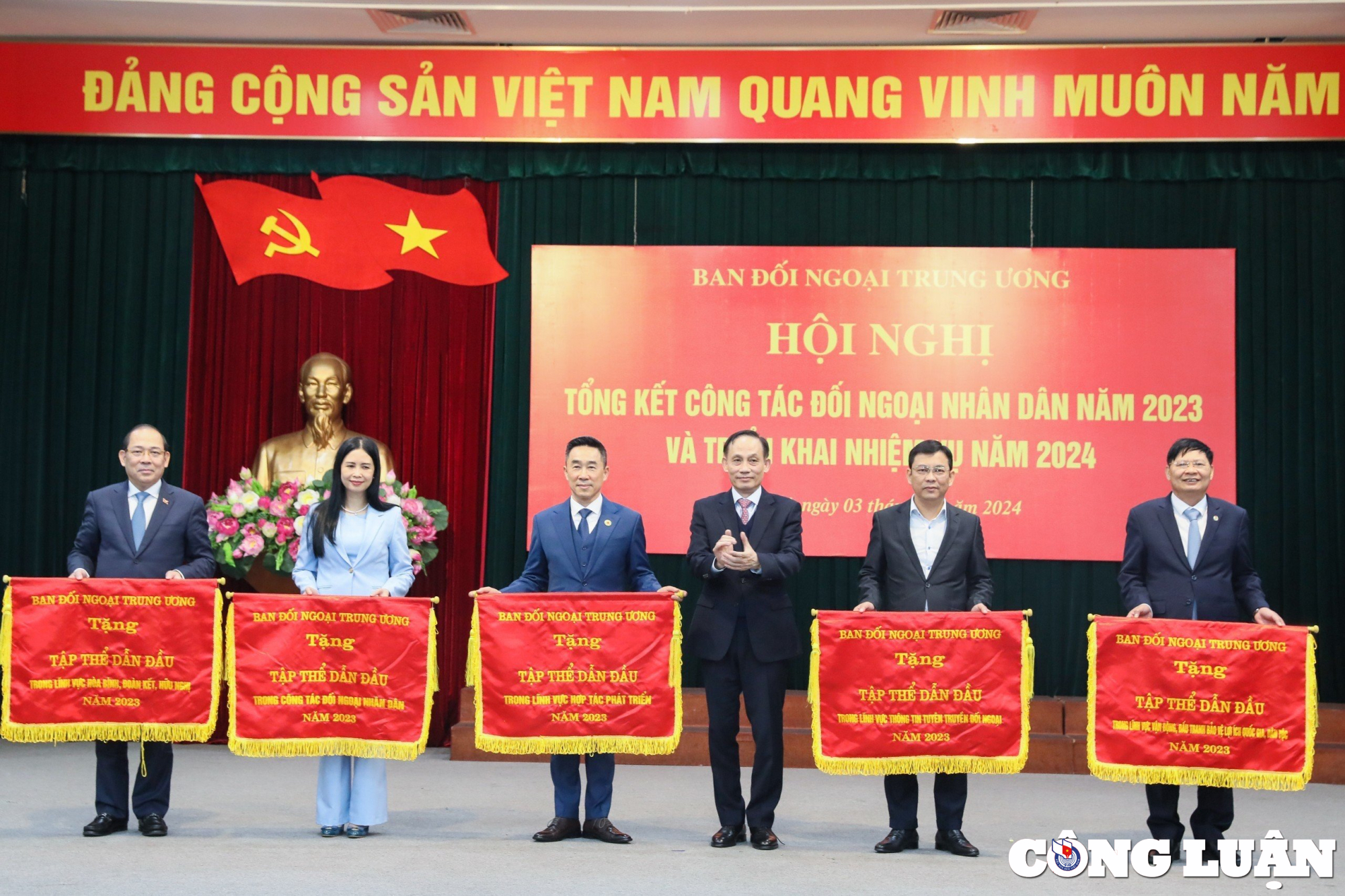 La Agencia de Noticias de Vietnam recibió numerosos certificados de mérito por su labor en asuntos exteriores en 2023, foto 5