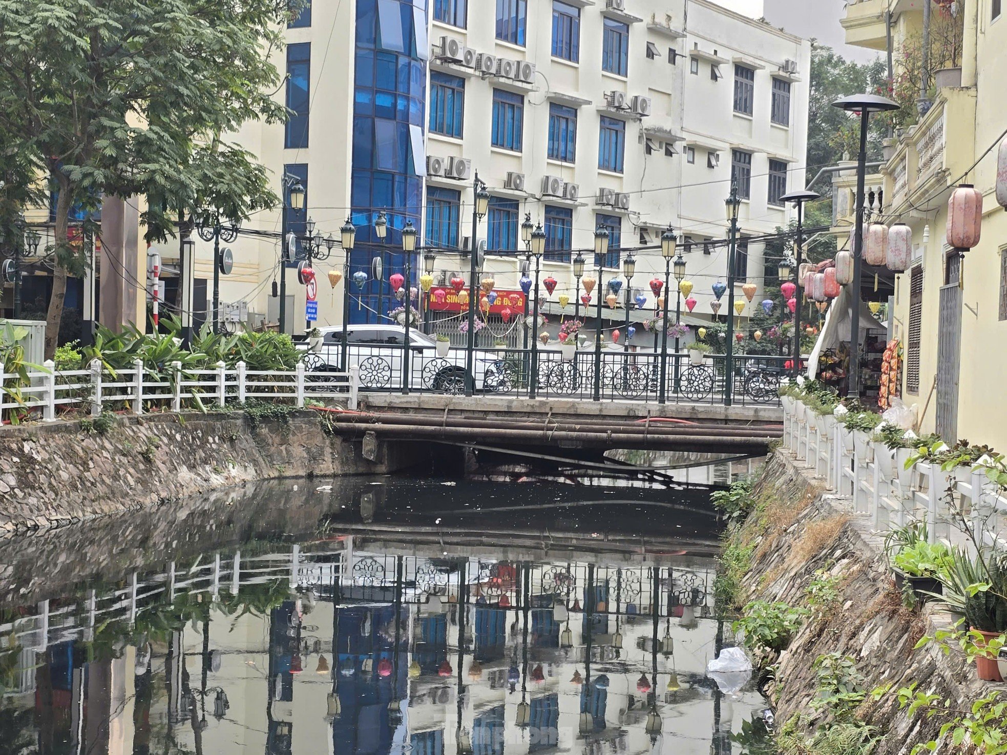 Grave contaminación, muchos lagos de Hanoi 'piden ayuda' (foto 1)