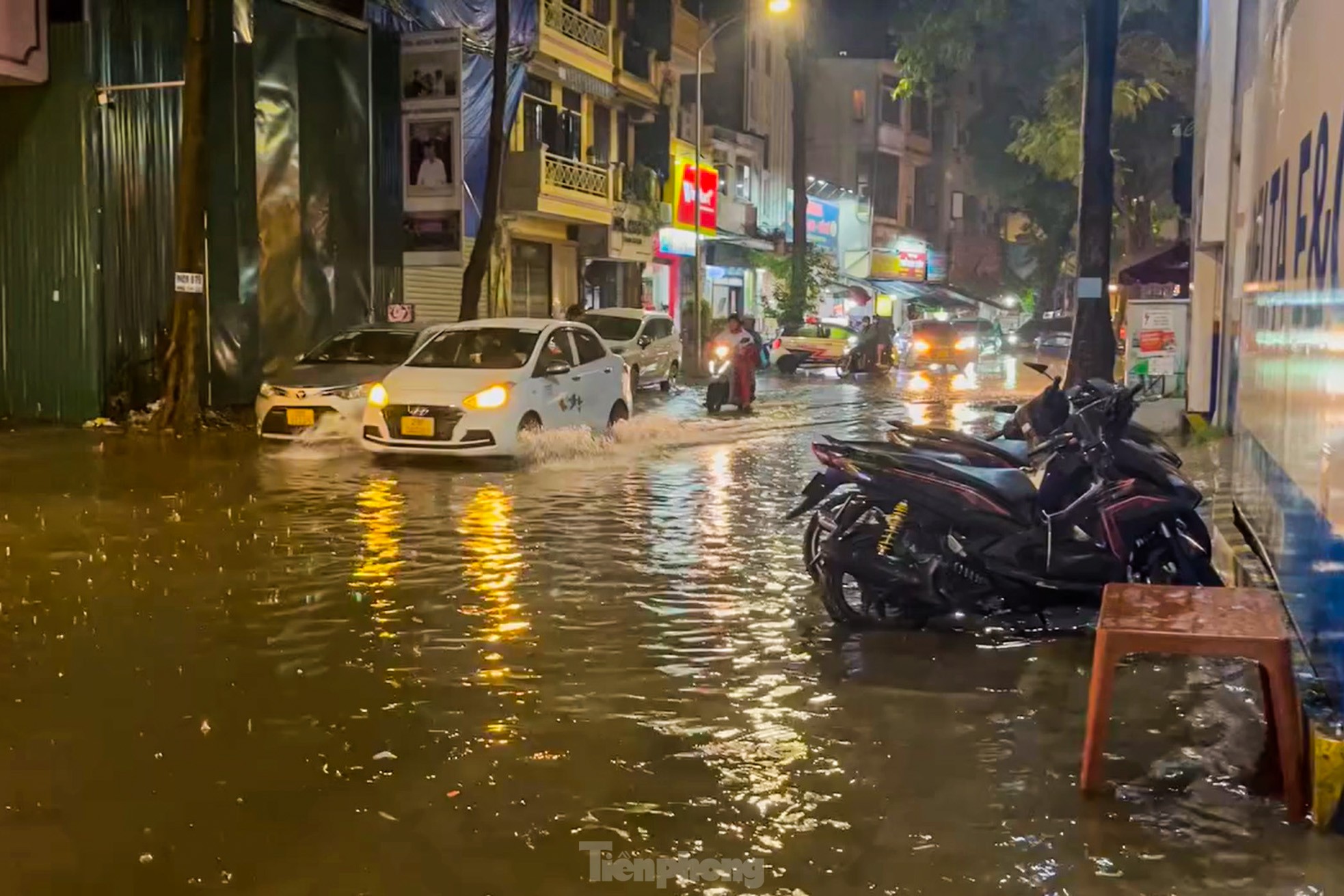 大雨、夜にハノイの街路が冠水 写真7