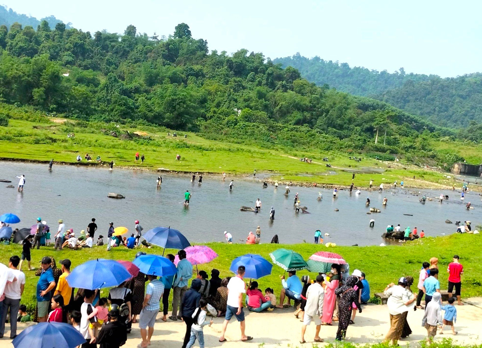 ชาวบ้านนับพันนำแหมาแข่งขันจับปลาที่แม่น้ำ ภาพที่ 2