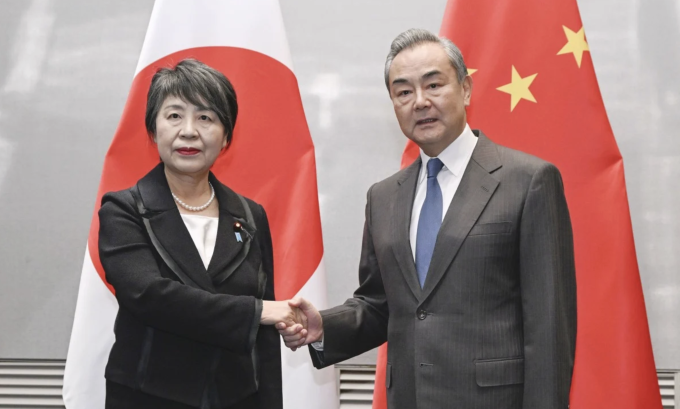 Japanese Foreign Minister Yoko Kamikawa (left) and Chinese Foreign Minister Wang Yi meet in Busan, South Korea on November 25. Photo: Kyodo