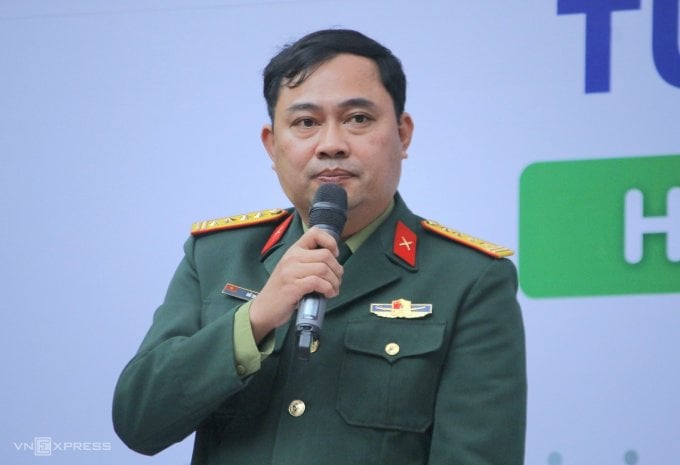 Le colonel Do Thanh Tam, secrétaire du Conseil de recrutement militaire du ministère de la Défense nationale, lors de l'événement du matin du 17 mars. Photo : Thanh Hang