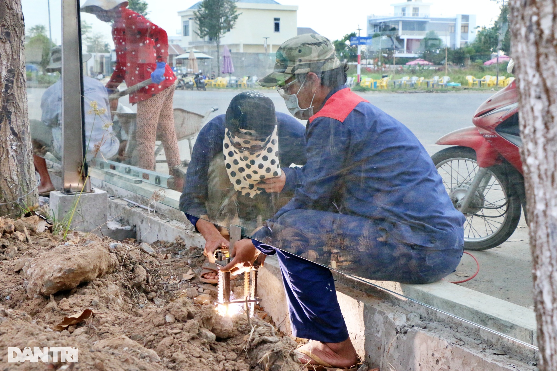 Gấp rút thi công nơi miễn phí mặt bằng cho người dân miền Tây bán hoa Tết - 5