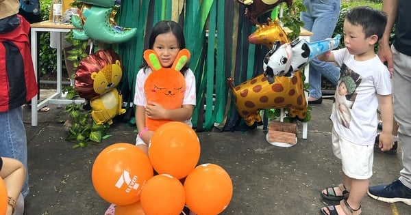 어린이들이 머리를 자르고, 사진을 찍고, 마술쇼를 관람하는 '어린이 축제'