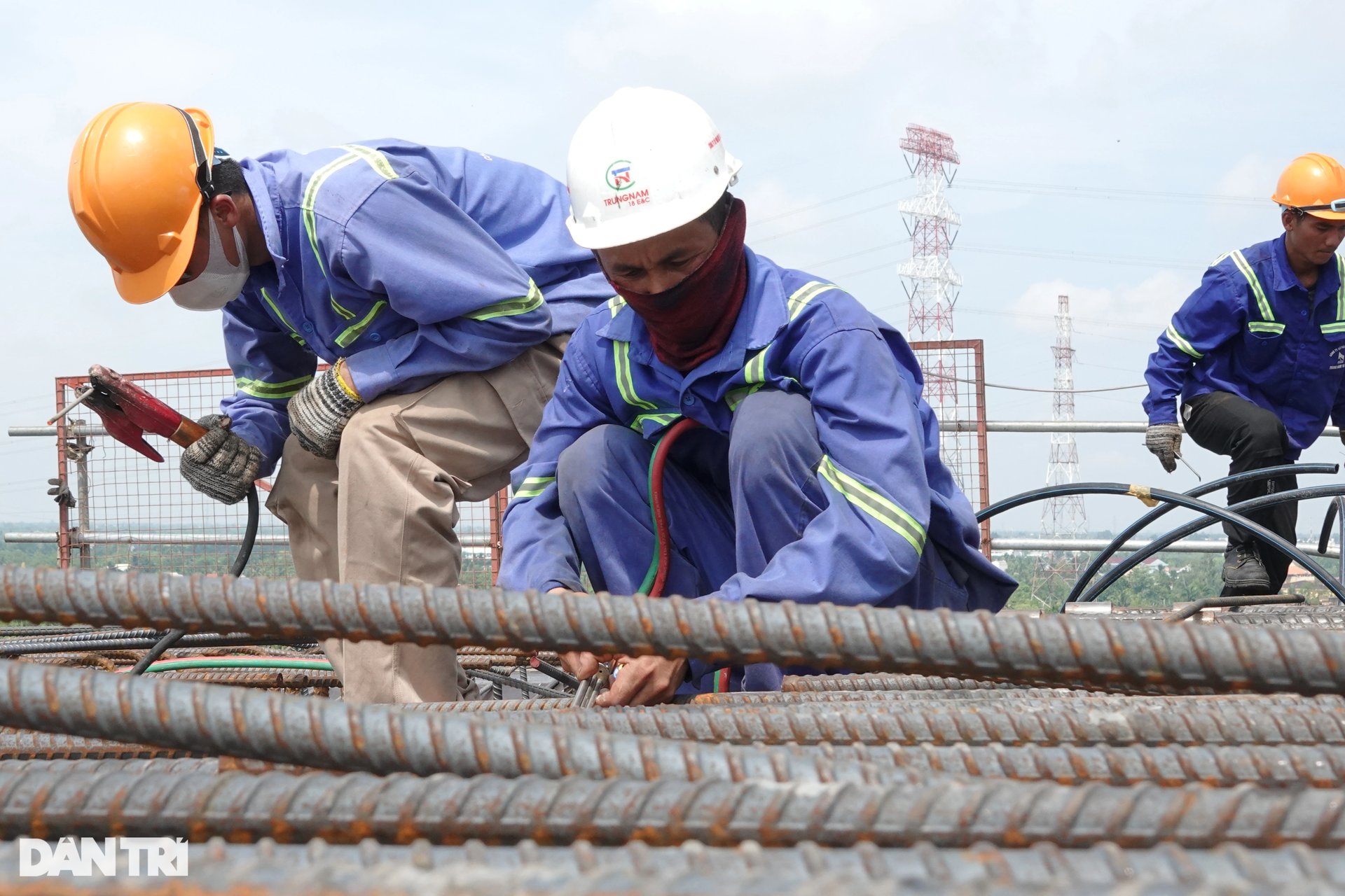 Công nhân cầu Mỹ Thuận 2 oằn mình làm việc dưới cái nắng thiêu đốt - 5