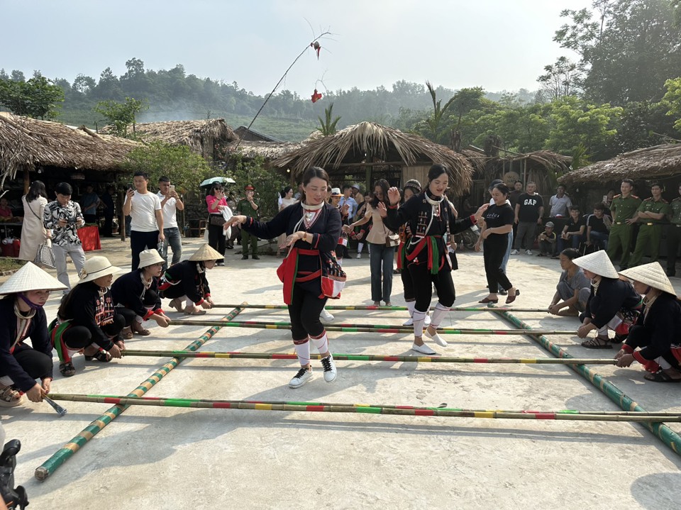 미엔마을 공동체 관광단지를 운영하여 국가 정체성을 보존하고 보존하며 증진하는데 기여합니다. 사진: 응옥 투(Ngoc Tu)