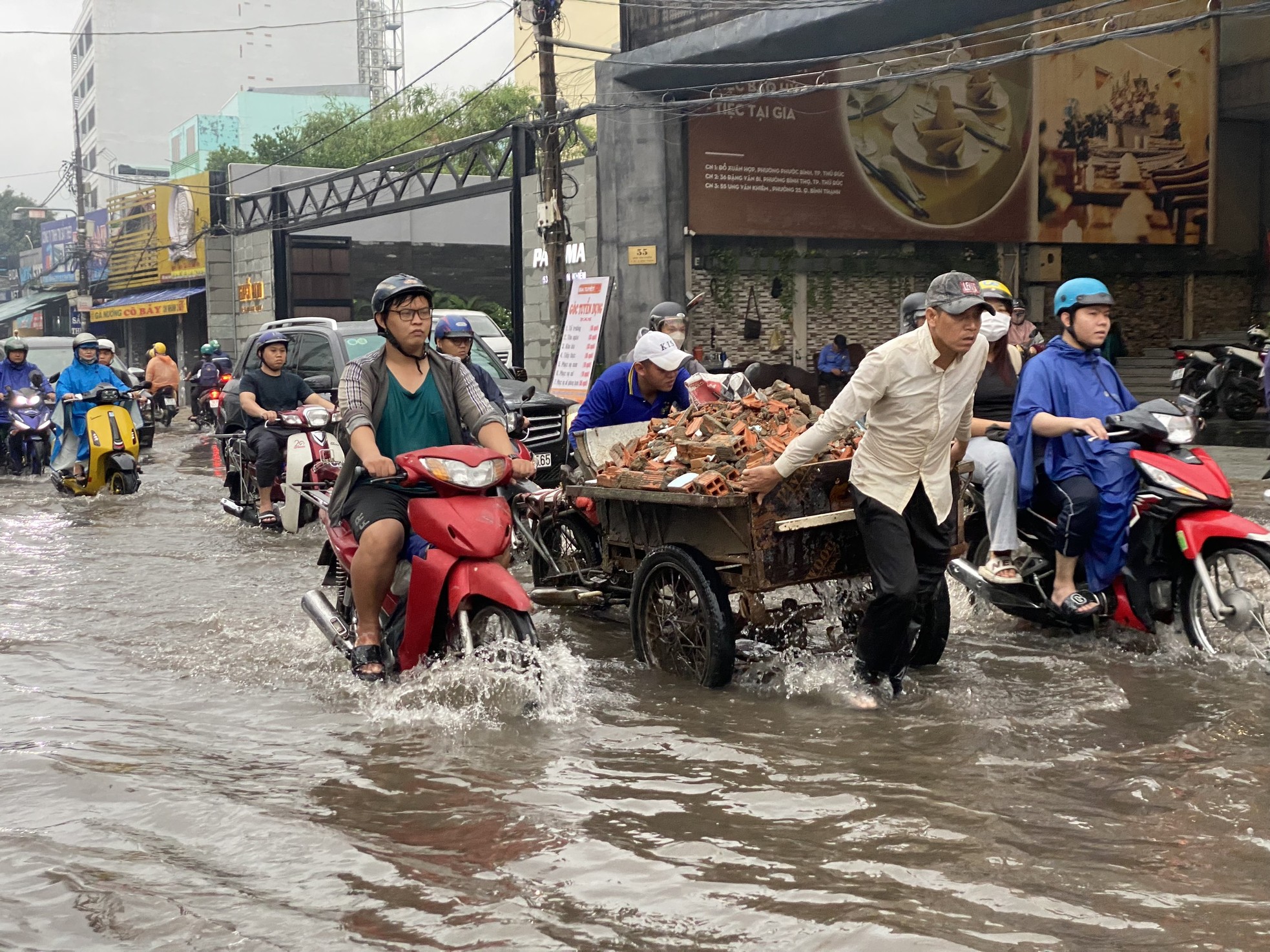 Người dân TPHCM chật vật di chuyển vì mưa xối xả bất ngờ ảnh 3