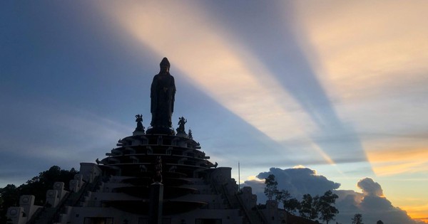 'Jade clouds' appeared on the top of Ba Den mountain on the day of Linh Son Thanh Mau's birthday