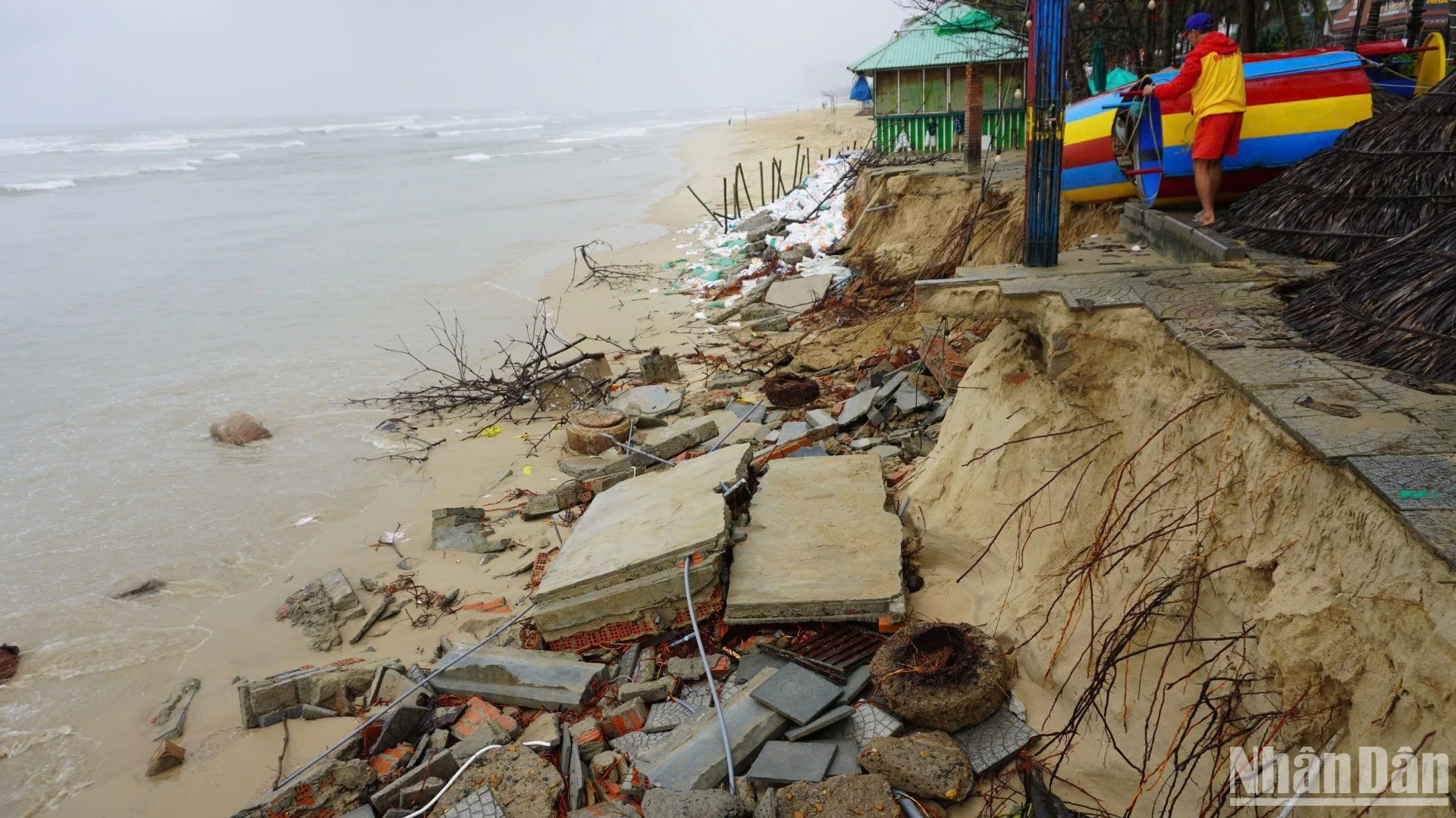 [Photo] More than 100m of Da Nang coastline was eroded by waves, seriously damaged photo 5