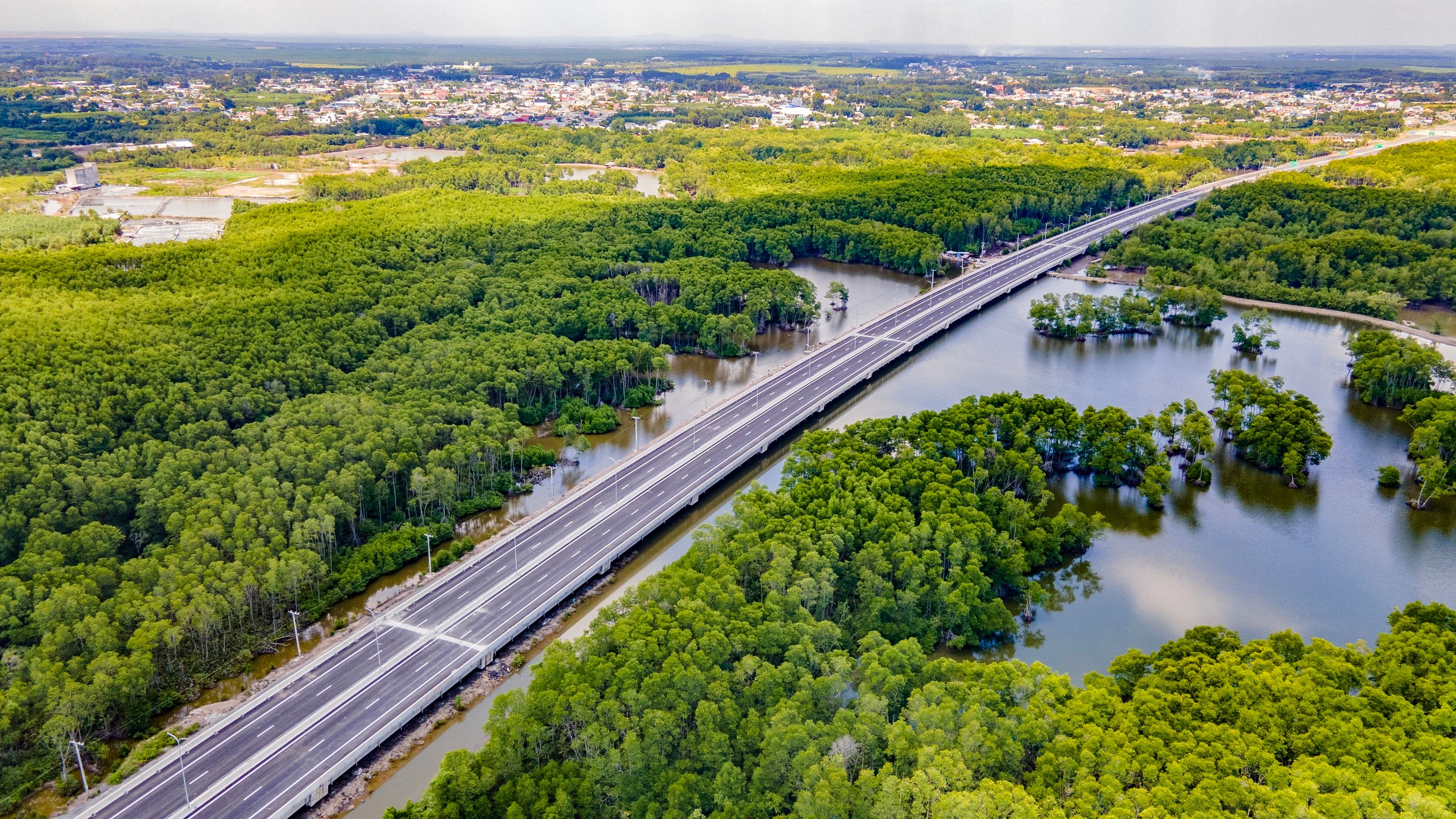 Thông xe tạm gần 10km cao tốc Bến Lức - Long Thành, phương tiện lưu thông thế nào?- Ảnh 1.