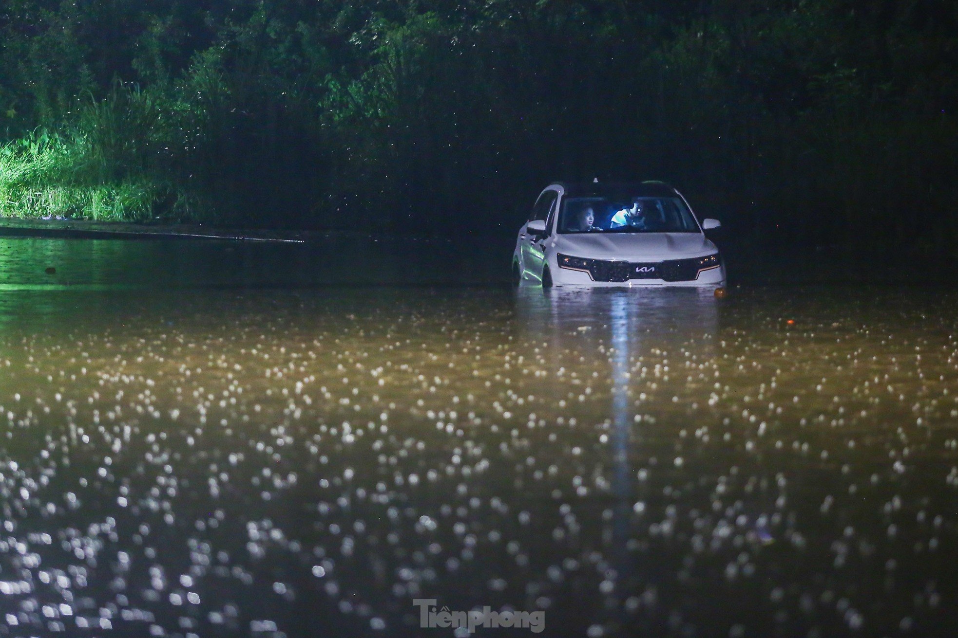 大雨、夜にハノイの通りが冠水 写真13