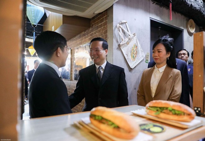 Chủ tịch nước và Phu nhân thưởng thức bánh mì tại nhà hàng Việt ở Tokyo
