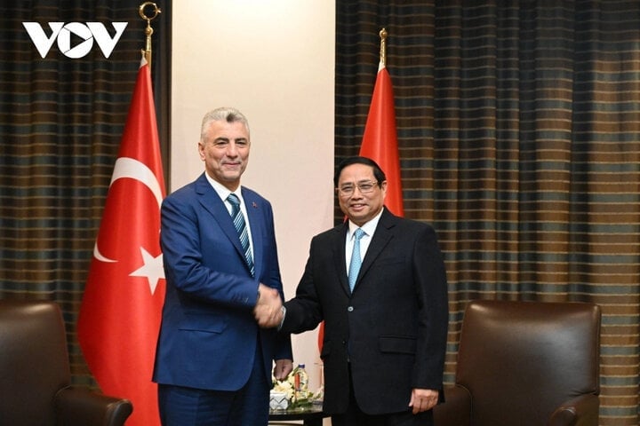 Prime Minister Pham Minh Chinh and Turkish Minister of Trade Omer Bolat.