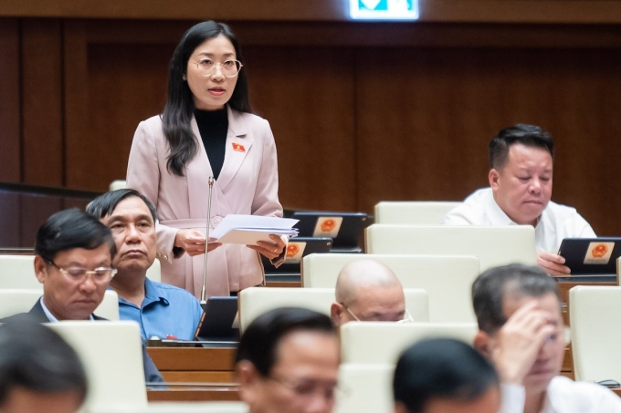 Frau Hoang Thi Thanh Thuy (stellvertretende Leiterin der Delegation der Provinz Tay Ninh) sprach am Nachmittag des 20. November. Foto: National Assembly Media