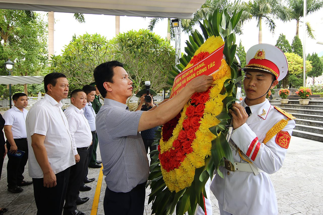 small_bt-khanh-sua-hoa-1.jpg