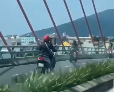 女性が橋の上で逆走してバイクに乗っていたところ、別のバイクに正面衝突した。