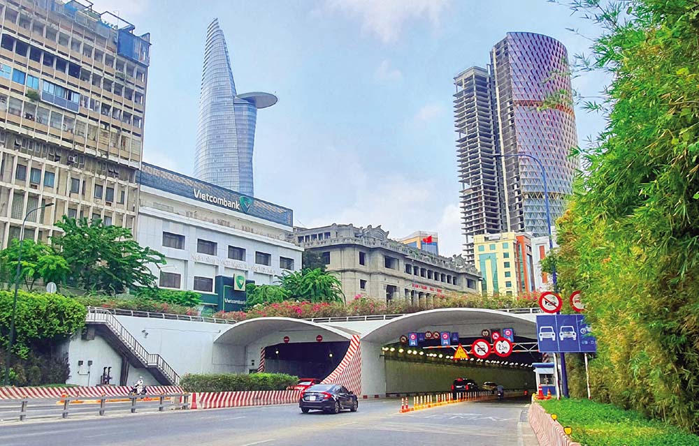 Das erste beeindruckende Projekt ist der Saigon-Flusstunnel: Am 20. November 2011 wurde der historische Flusstunnel nach siebenjähriger Bauzeit für den Verkehr freigegeben. Er verbindet die beiden Flussufer und reduziert die Belastung benachbarter Verkehrswege. Der Flusstunnel ist das wichtigste Projekt im Ost-West-Autobahnbauprojekt von Ho-Chi-Minh-Stadt. Mit einer Länge von 1,49 km, einer Breite von 33 m, einer Höhe von 9 m und sechs Fahrspuren ist der Saigon-Flusstunnel das modernste Projekt Südostasiens.