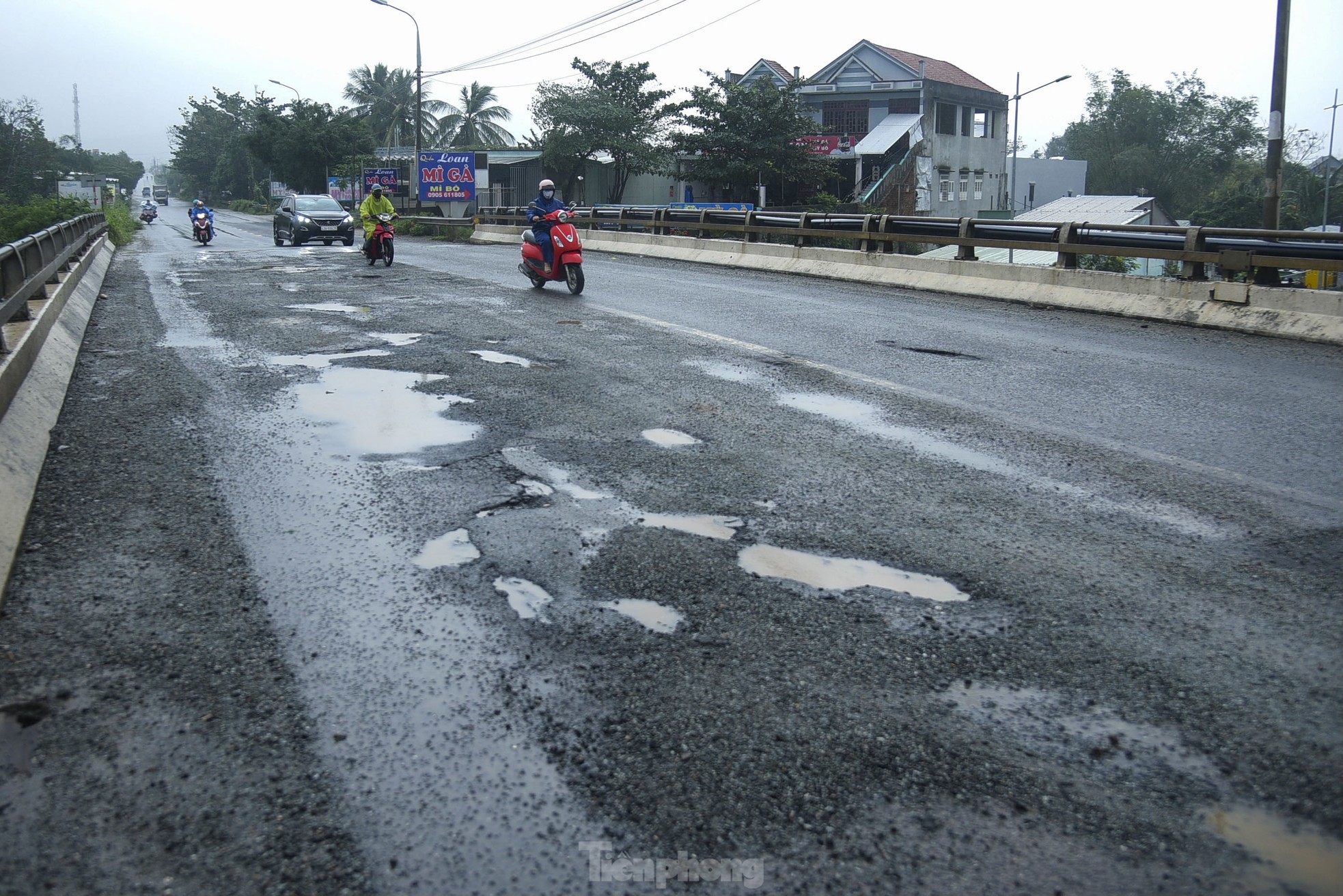 ダナンの国道14B号線の路面は荒れ果て、穴だらけ。写真13