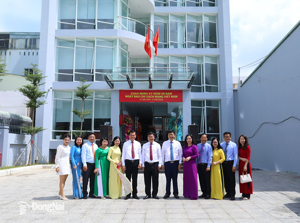 Provinzparteisekretär Nguyen Hong Linh und Delegierte machten ein Erinnerungsfoto bei der Zeitung Dong Nai. Foto: Huy Anh
