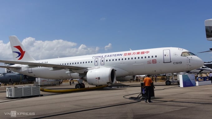 យន្តហោះ C919 ដែលដាក់តាំងនៅ Singapore Airshow ជាកម្មសិទ្ធិរបស់ China Eastern ។ រូបថត៖ លោក Tu