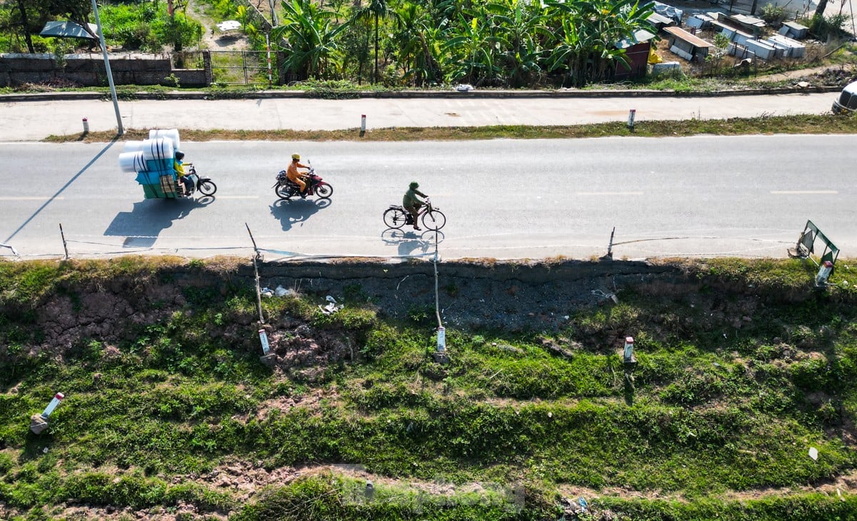 ハノイのデイ川右岸の土砂崩れのクローズアップ、写真4