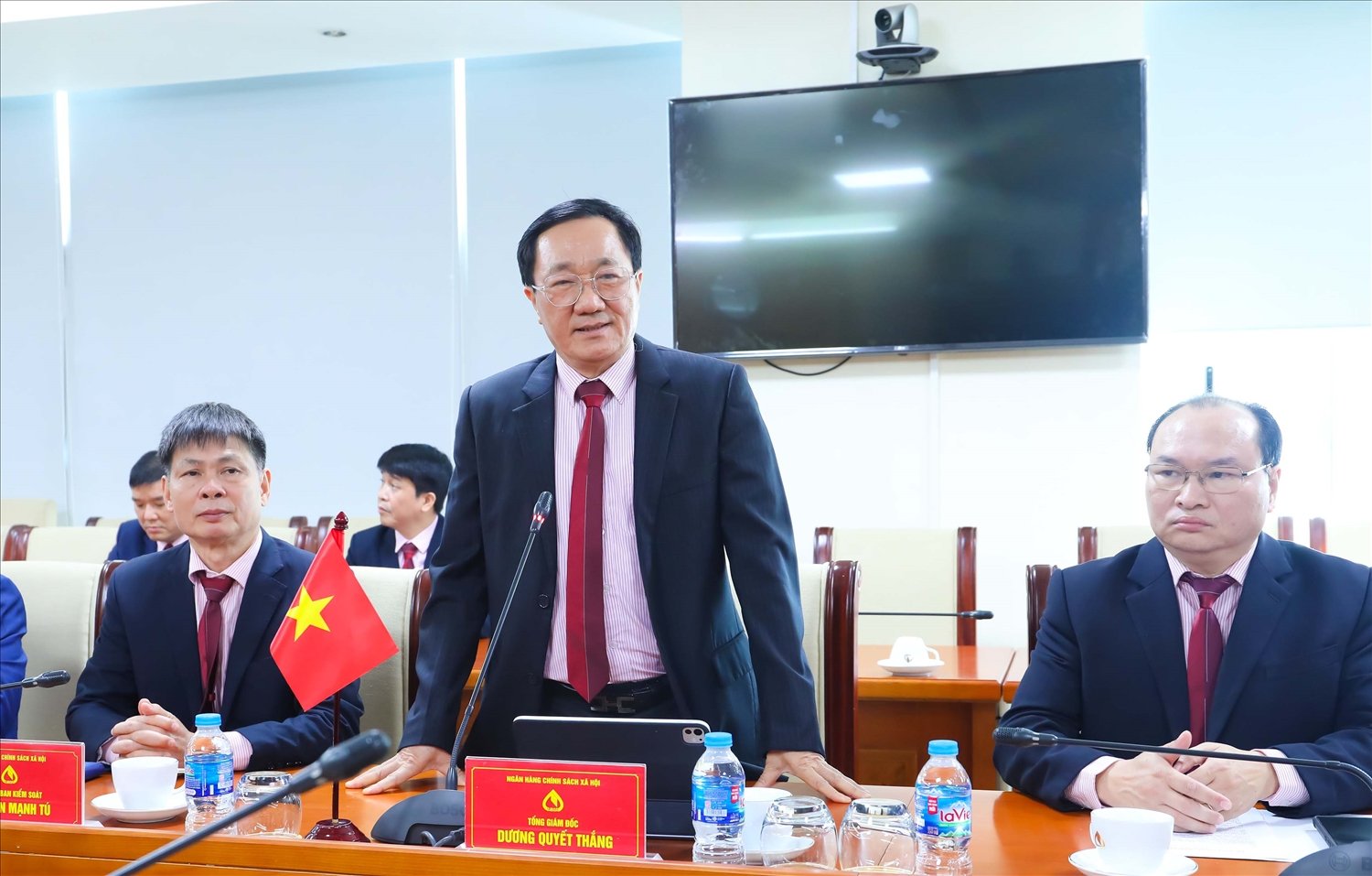 Tổng Giám đốc NHCSXH Dương Quyết Thắng phát biểu tại buổi làm việc