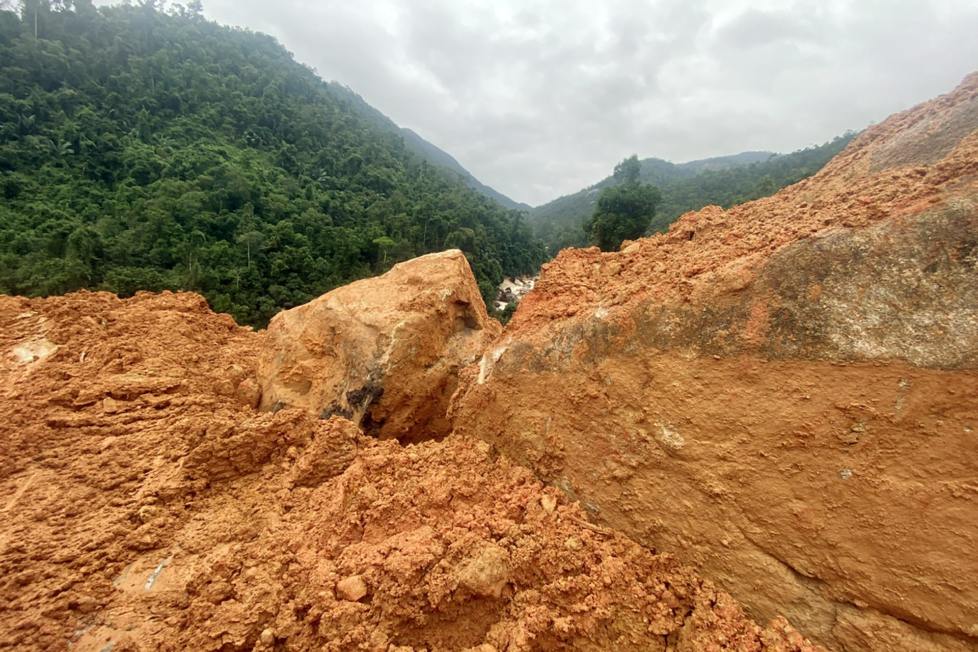 Cuatro rocas gigantes más que pesan cientos de toneladas bloquean el paso de Khanh Le