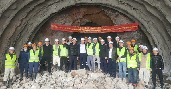 Creusement de deux tunnels à travers les montagnes sur l'autoroute Dong Dang