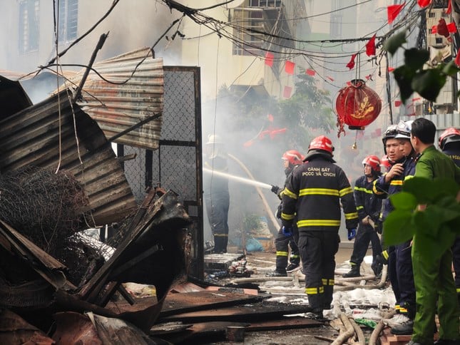 Hanoi: Großbrand in Altmetallgeschäft und Schalungsverleihbereich Bild 2