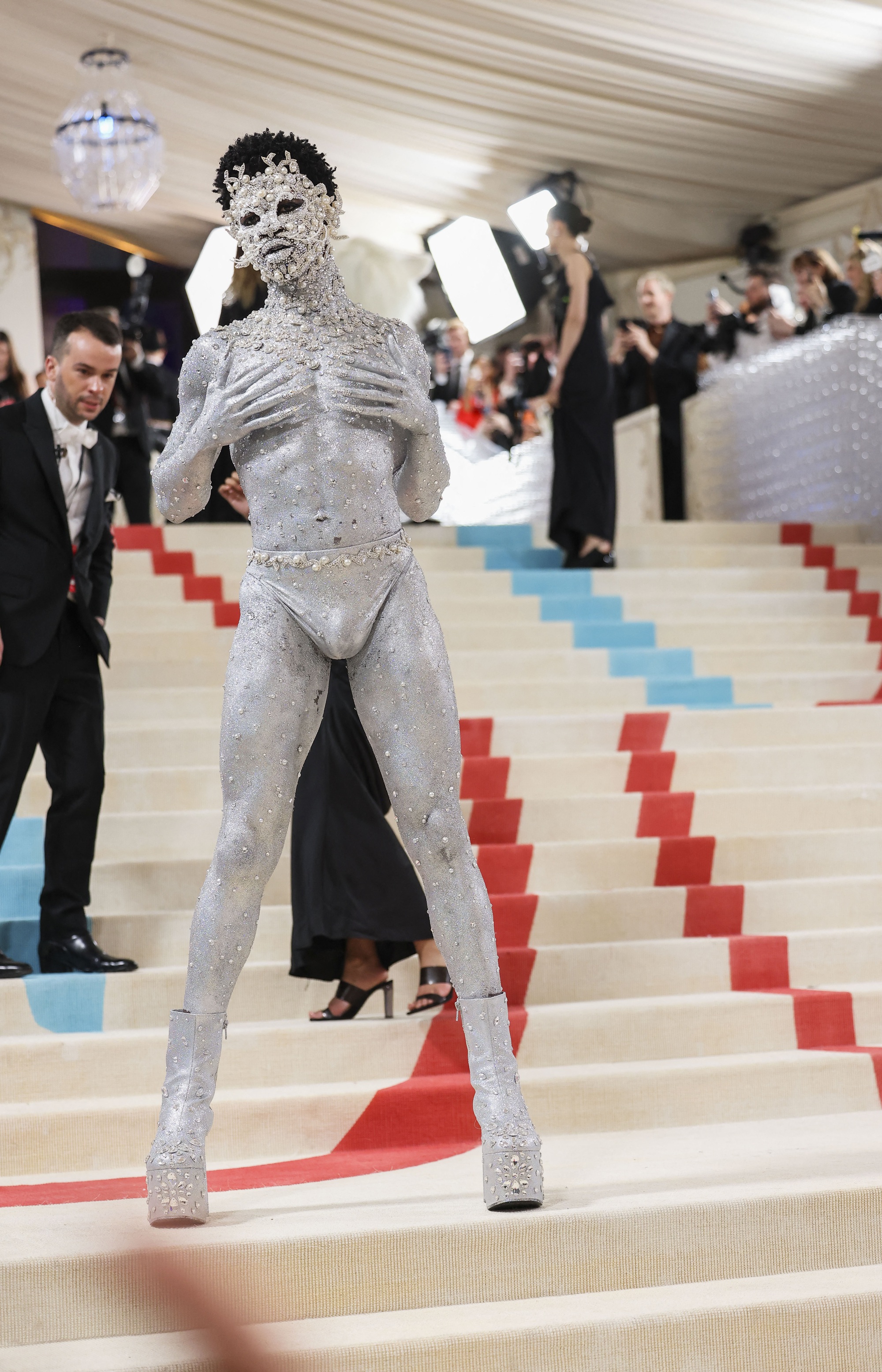 Những trang phục độc, lạ tại Met Gala 2023 - Ảnh 7.