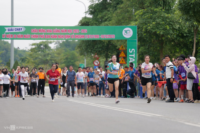 Cán bộ, giảng viên Đại học Quốc gia Hà Nội trong nội dung thi chạy tiếp sức, sáng 12/10. Ảnh: Ngọc Thành