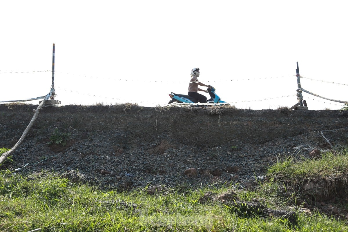 ハノイのデイ川右岸の土砂崩れのクローズアップ、写真13