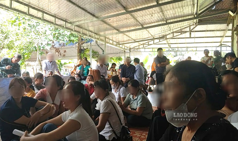 Au cours des premiers jours du 7e mois lunaire, des centaines de patients ont fait la queue, espérant désespérément être « guéris du cancer en 3 minutes » par le prétendu médecin miracle de Yen Bai. Photo : Bao Nguyen