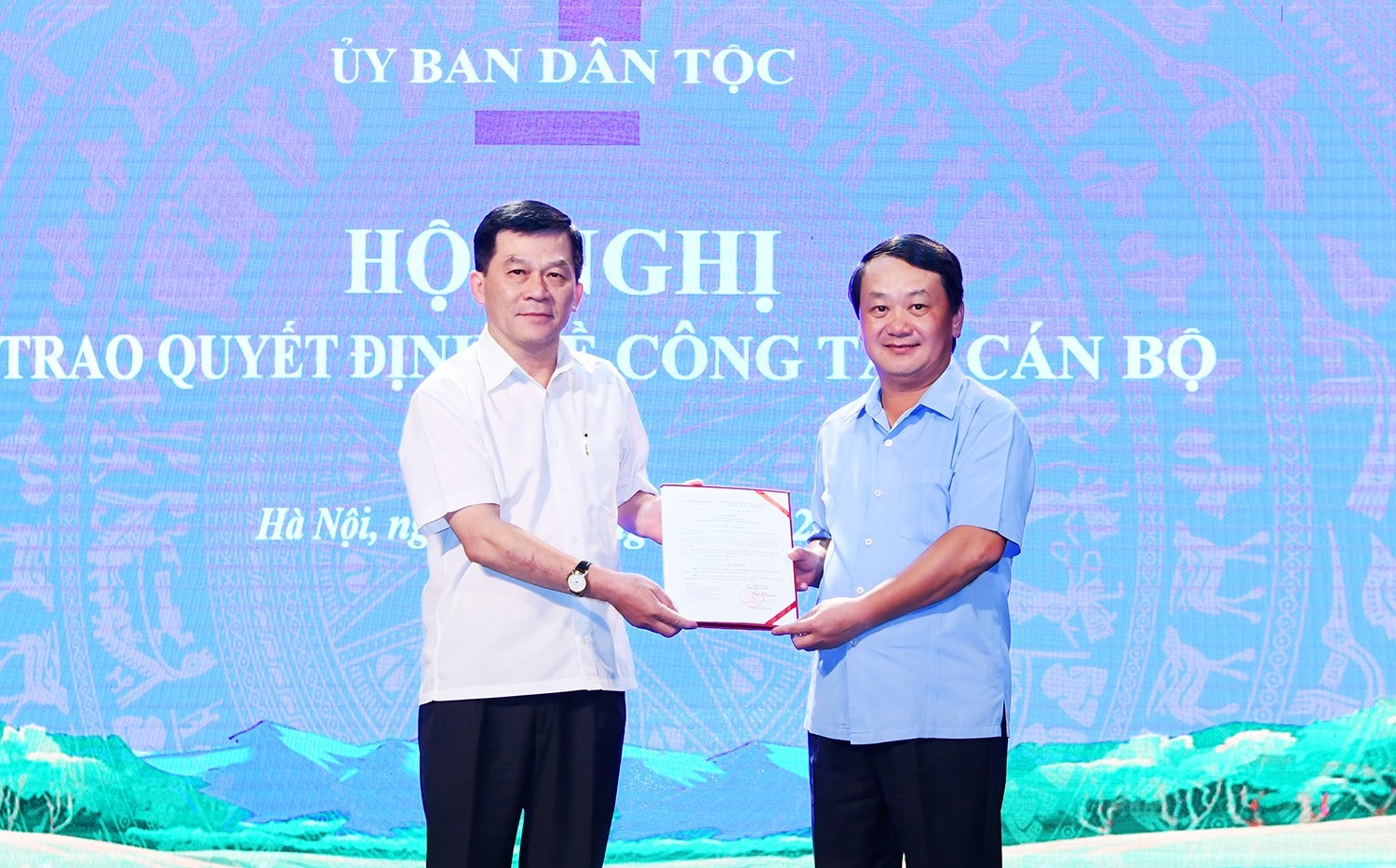 Bộ trưởng, Chủ nhiệm Hầu A Lềnh trao Quyết định cho Thứ trưởng, Phó Chủ nhiệm Nông Quốc Tuấn