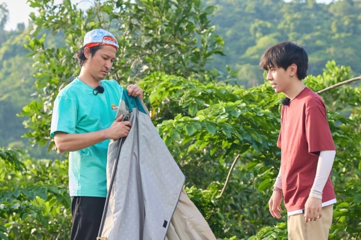 Huy Khanh and Quang Hung MasterD were tasked with setting up tents for guests.