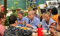 Un repas de 2 000 VND pour les patients atteints de cancer d'un couple de Hanoi