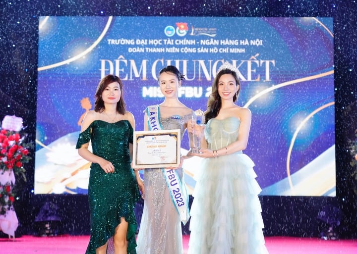 Runner-up Nghiem Hoang Diem Anh was mistaken for a contestant when judging a beauty contest - 2