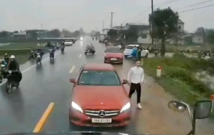 El conductor de un Mercedes-Benz Clase C se detuvo en dirección equivocada, bloqueando otros vehículos (foto cortada del clip).