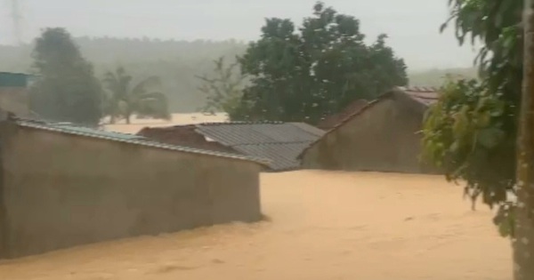 Lluvias torrenciales en Quang Binh, inundaciones que aumentan rápidamente, más de 15.000 casas sumergidas bajo el agua