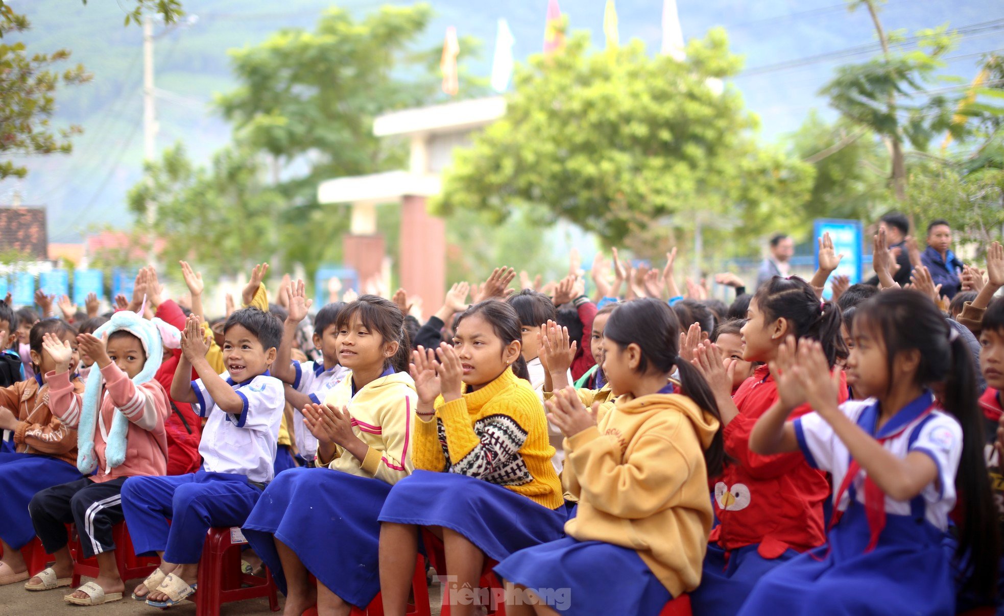 Lì xì heo đất cho thiếu nhi dân tộc có hoàn cảnh khó khăn ảnh 1