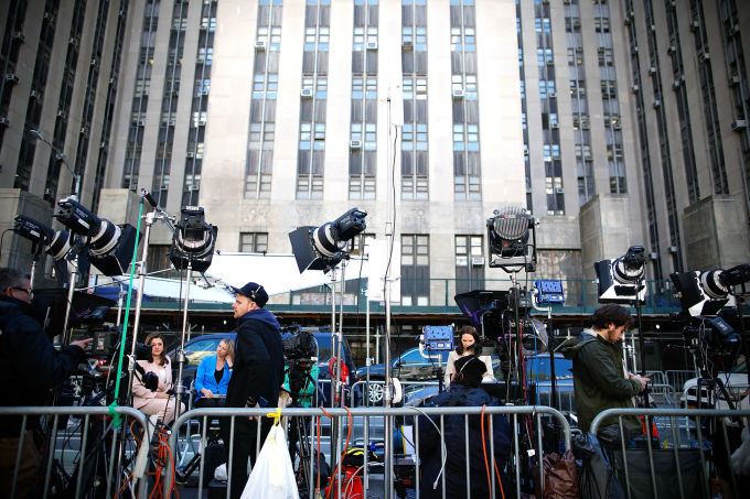 Des journalistes travaillent devant le tribunal pénal de Manhattan, à New York, le 16 avril. Photo : AFP
