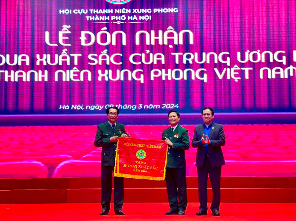 Hội Cựu thanh ni&ecirc;n xung phong Th&agrave;nh phố vinh dự nhận Cờ thi đua của Trung ương Hội Cựu thanh ni&ecirc;n xung phong Việt Nam.