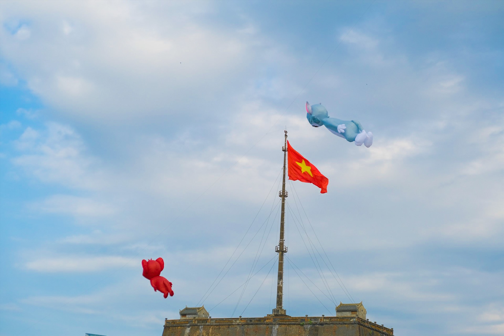 The Flag Tower witnessed many important historical events. In particular, on August 23, 1945, for the first time, the flag of the Democratic Republic of Vietnam flew on top of the Flag Tower under the witness of tens of thousands of people of the Ancient Capital, ending the feudal monarchy in Vietnam.