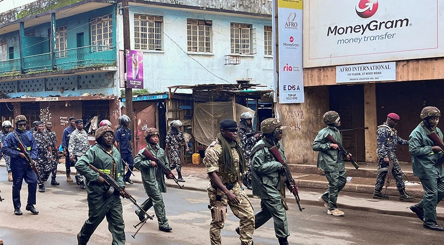 13 officiers militaires arrêtés pour avoir planifié un assassinat en Sierra Leone, photo 2